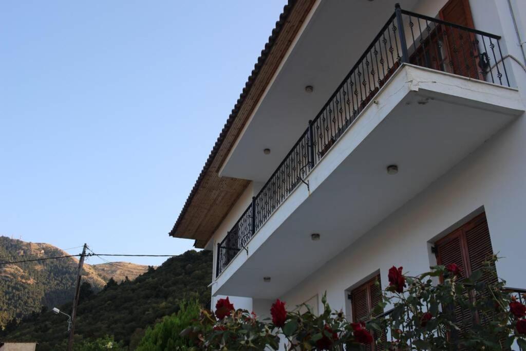 Velia Guesthouse กาลาวริตา ภายนอก รูปภาพ