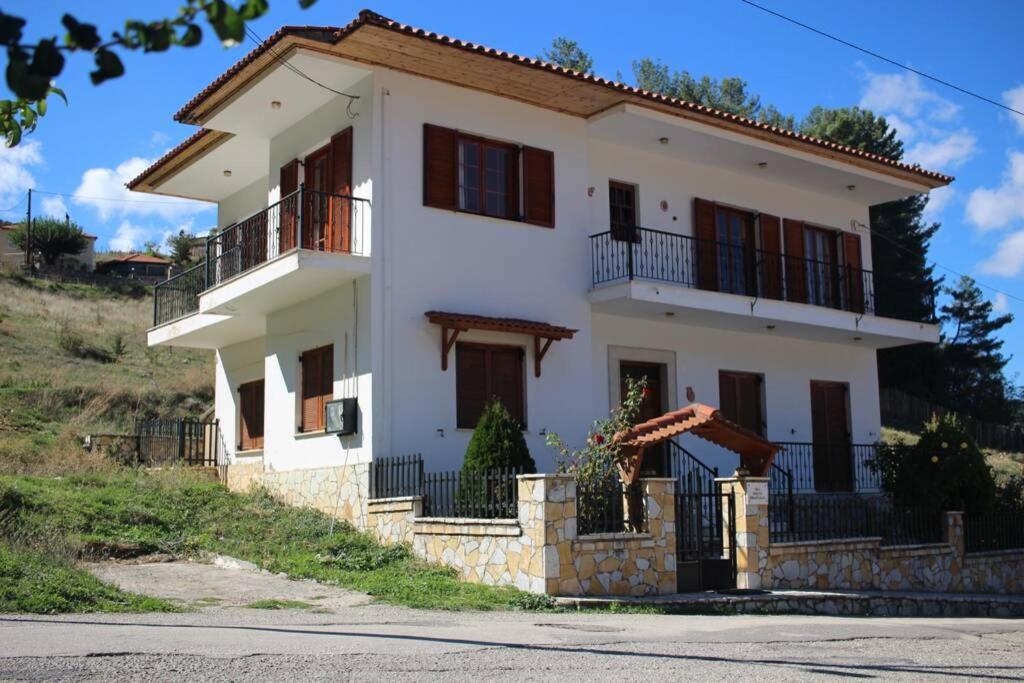 Velia Guesthouse กาลาวริตา ภายนอก รูปภาพ