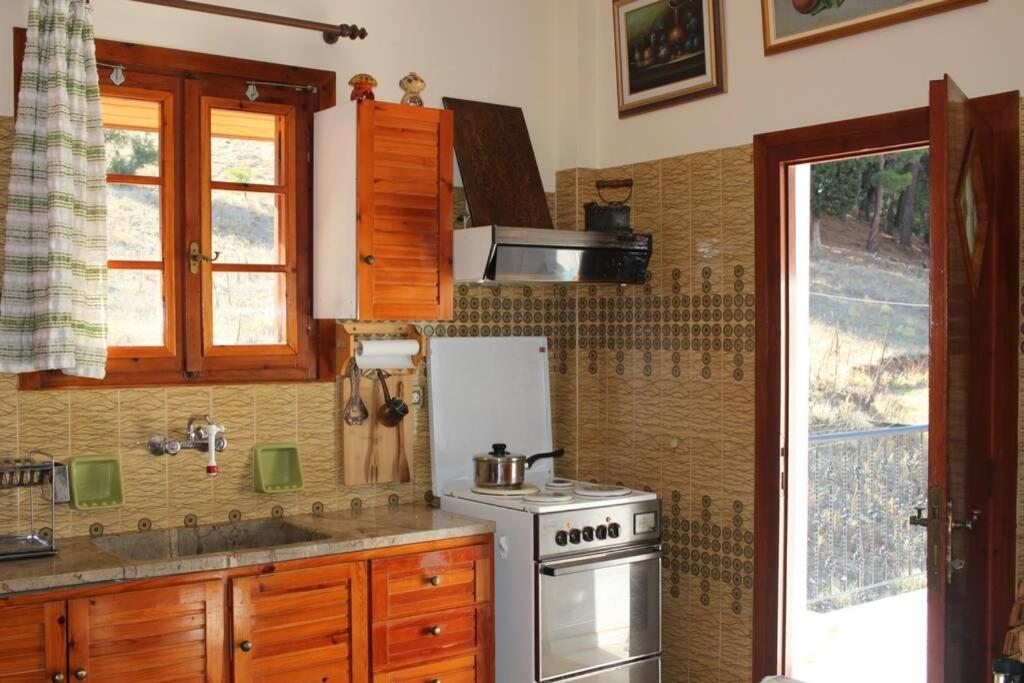Velia Guesthouse กาลาวริตา ภายนอก รูปภาพ